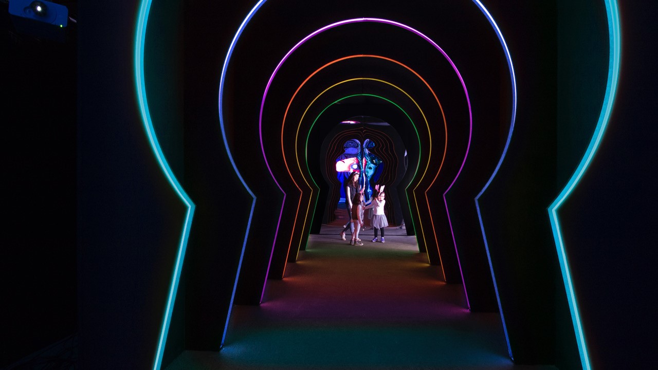 Exposição sensorial e tecnológica faz você viajar para Alice e o País das Maravilhas