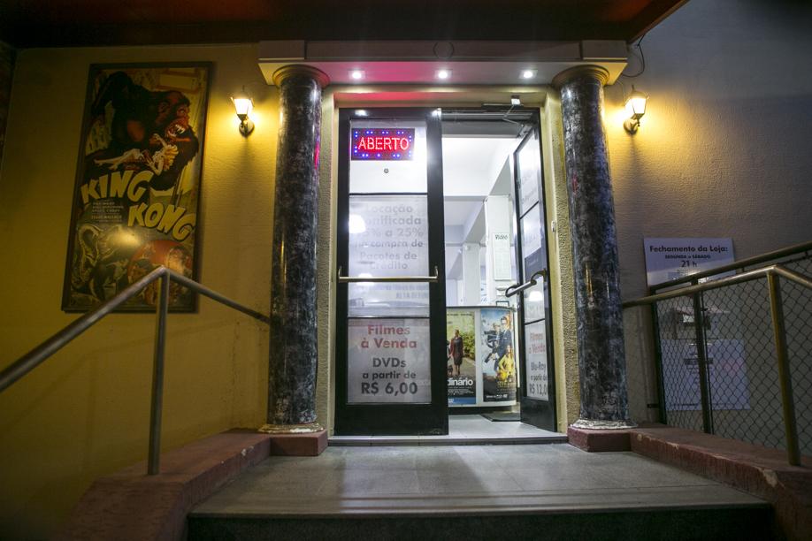 Após 38 anos, primeira locadora de Curitiba fecha as portas e encerra era do cinema em casa