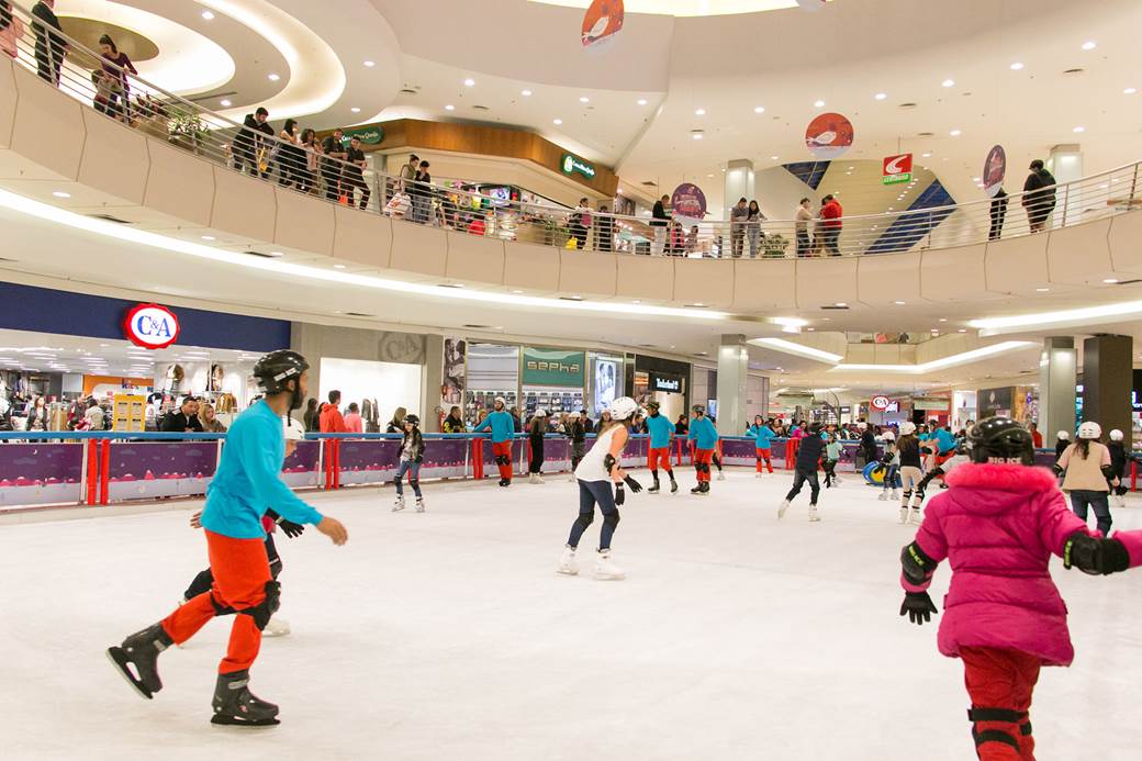 Pista de patinação no gelo de 450 metros quadrados é a nova atração do inverno de Curitiba