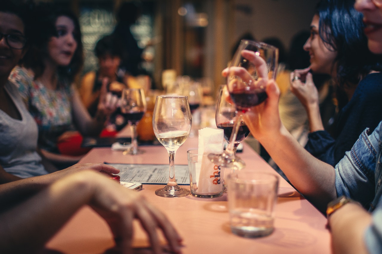 Bares e cafés para tomar uma taça de vinho em Curitiba
