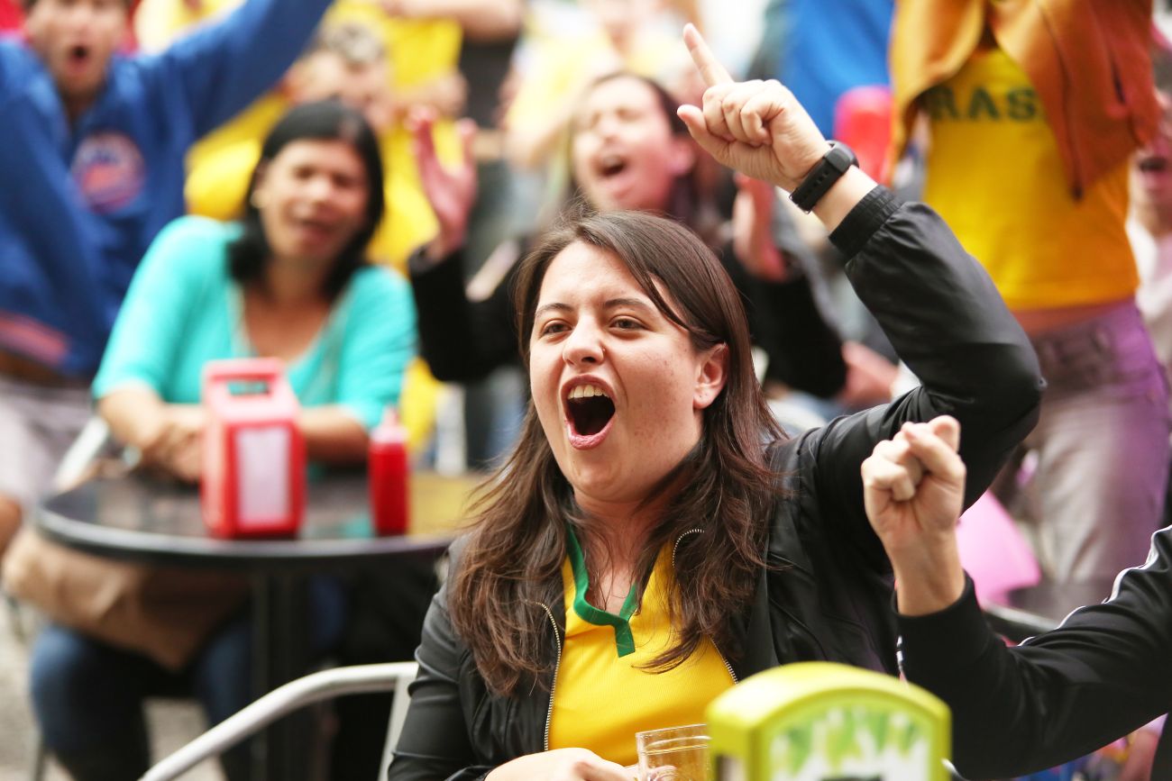 Bares em Curitiba dão chope grátis a cada gol do Brasil