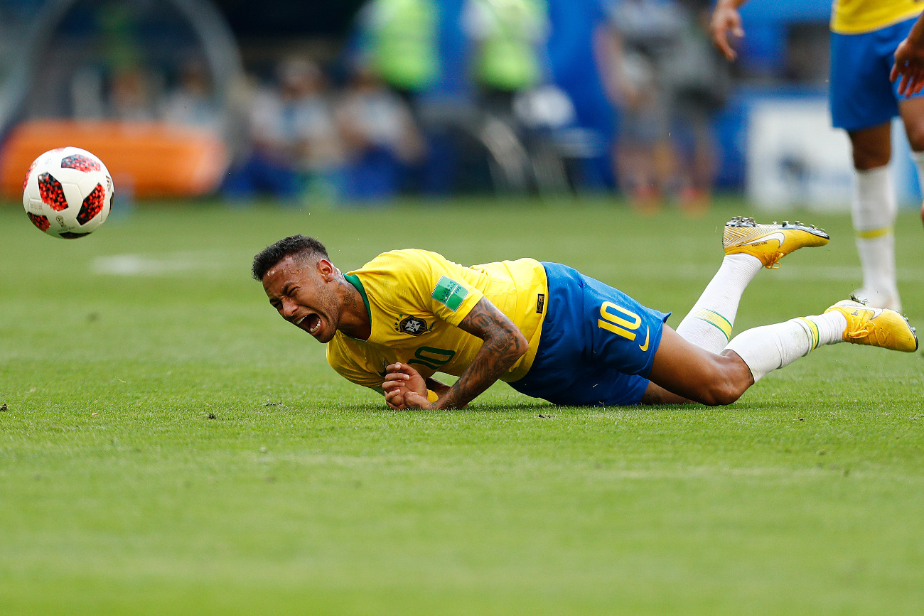 Bar de Curitiba dá chope grátis a cada queda do Neymar