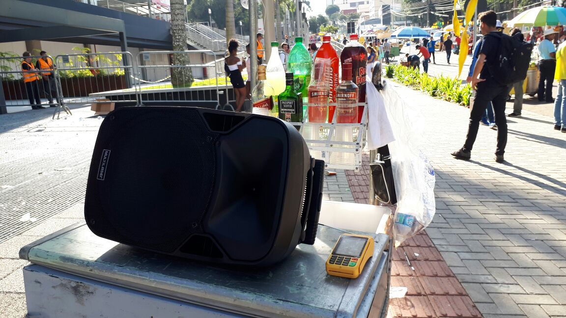 Quem não entrou na Arena para ver a derrota do Brasil, ouviu a transmissão em megafone