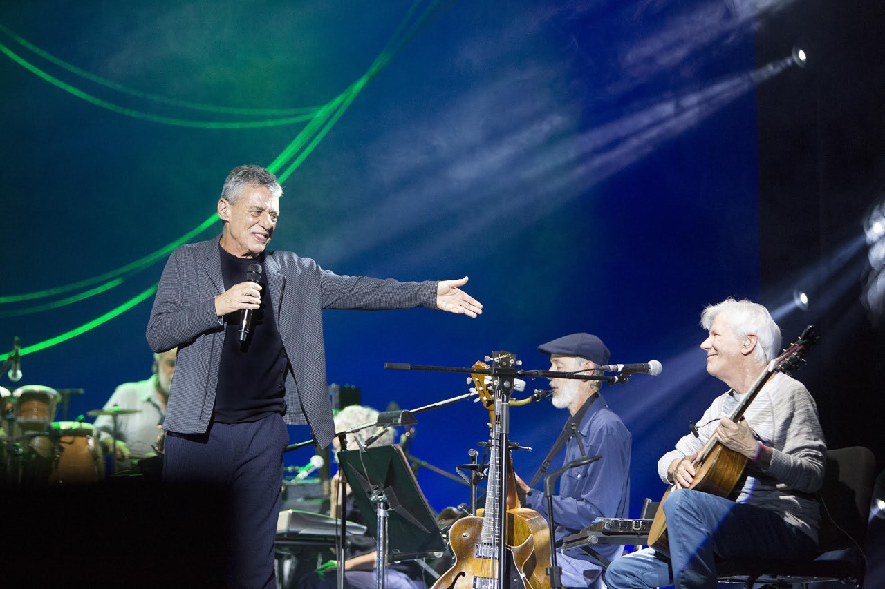 Um Chico Buarque mais solto, dançarino e performático vem a Curitiba