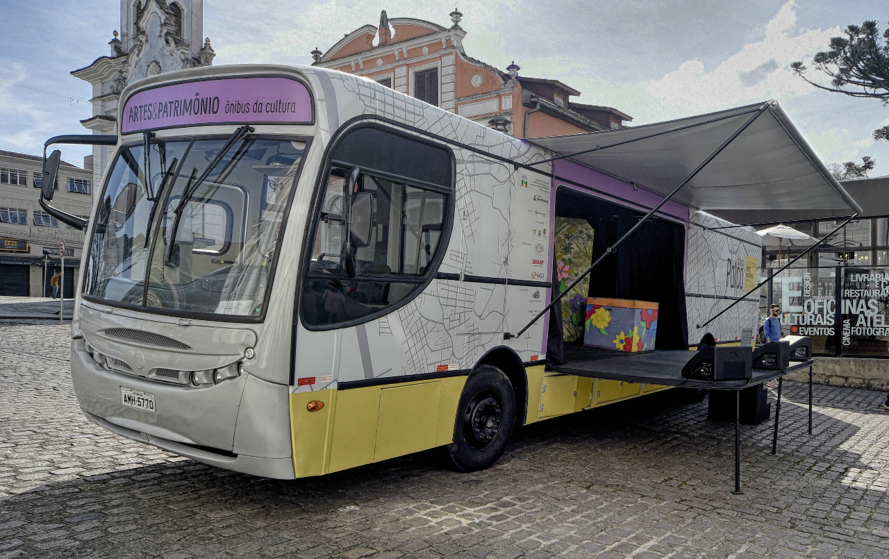 Ônibus-palco traz atrações culturais para o Largo da Ordem neste sábado