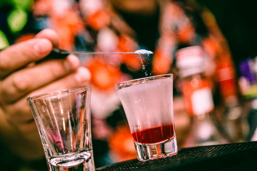 Bares em Curitiba com shots coloridos e vibrantes