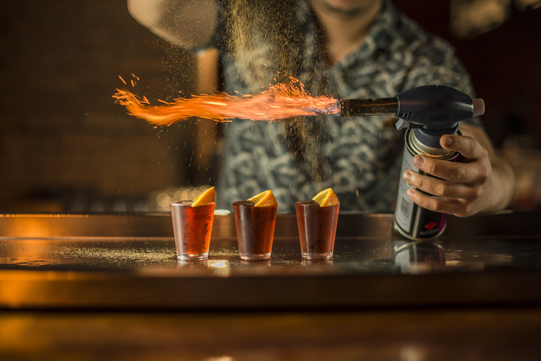 Bares servem drinks que pegam fogo: onde tomar!