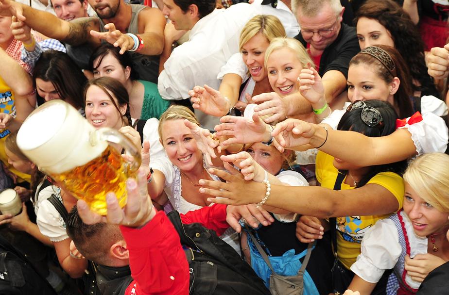 Oktoberfest terá levantamento de chope e corrida de barril neste fim de semana em Curitiba