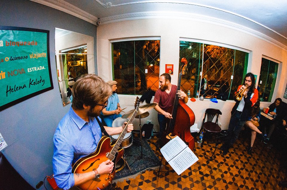 Hostel tem apresentações de jazz abertas ao público toda semana em Curitiba