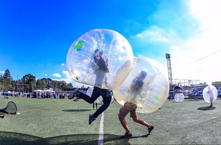 Futebol na bolha e arco e flecha de paintball agitam Bubble Fest em Curitiba