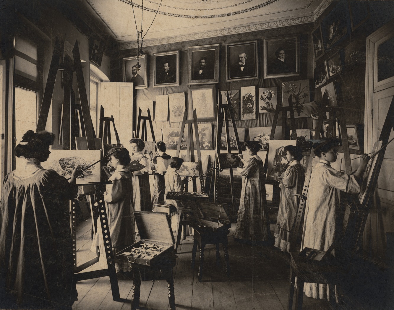 Museu Paranaense prorroga exposição sobre história das mulheres no Paraná