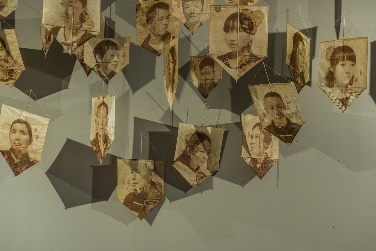 Bienal de Curitiba começa com exposição no MON elogiada pela crítica