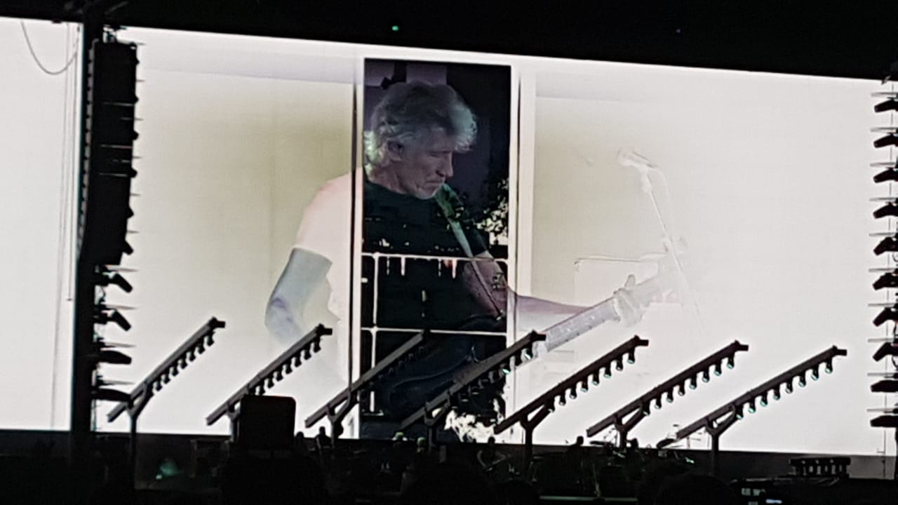 Camisetas de Bolsonaro e Roger Waters disputam fãs antes de show em Curitiba