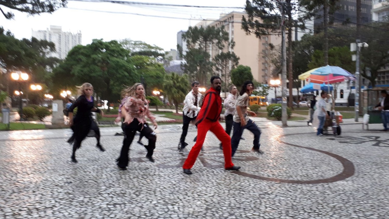 Mesmo sob chuva, 2 mil pessoas participam do Halloween no centro de Curitiba