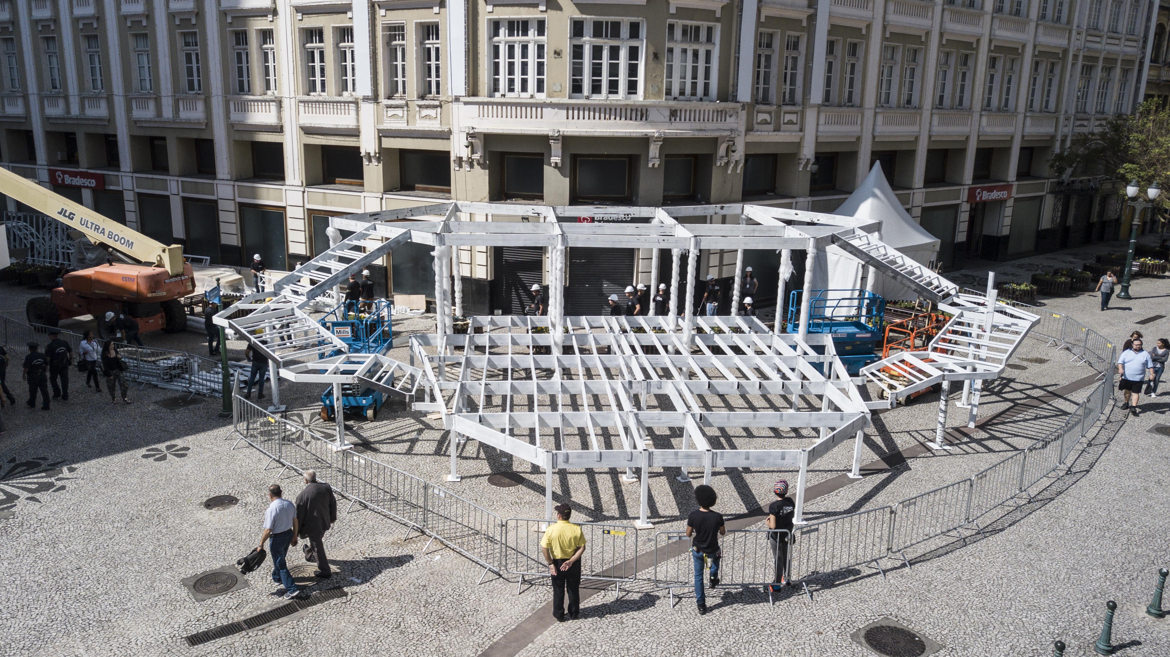 Palco de Natal do Palácio Avenida começa a ser montado