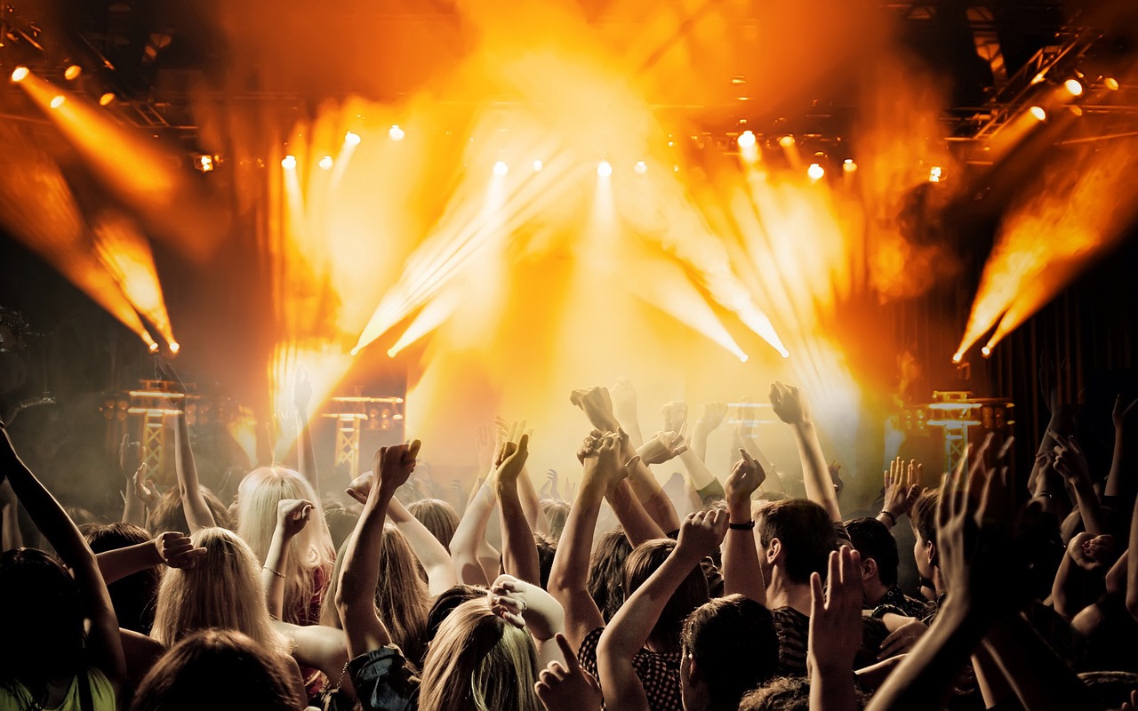 Nova balada de Curitiba tem DJ de Britney Spears e cinco drinks exclusivos