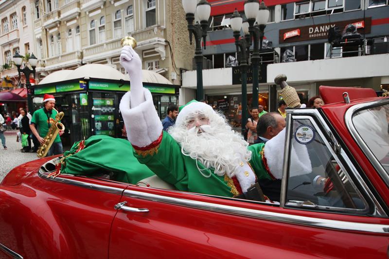 Papai Noel desfila de carro conversível pela Rua XV