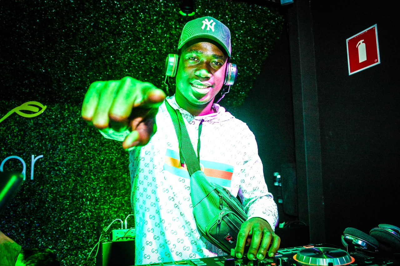 Garçom haitiano vira DJ em nova balada de Curitiba e agita noite com set de hip-hop