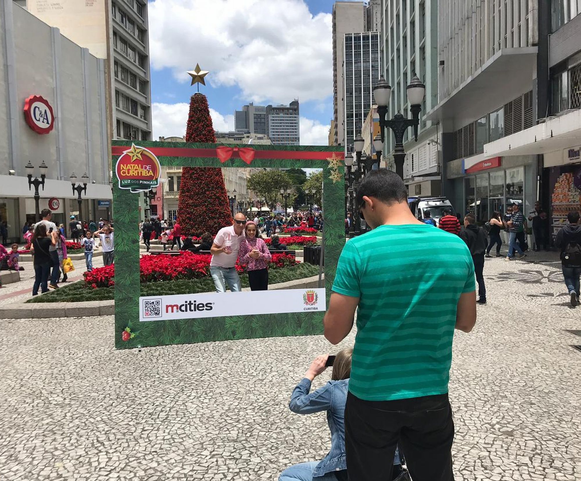 Calçadão da XV ganha moldura gigante para fotos com árvore de Natal