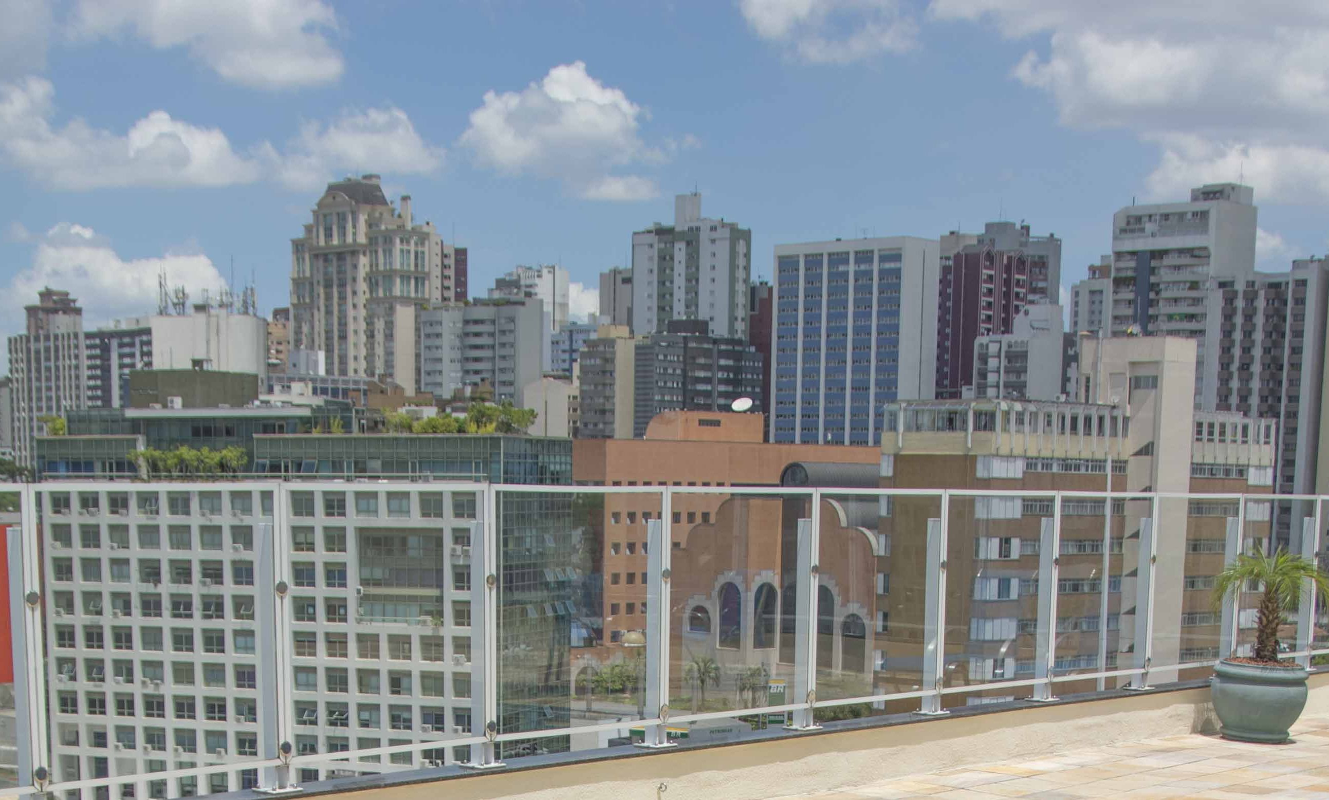 Hotel de Curitiba tem happy hour em rooftop a 30 metros de altura