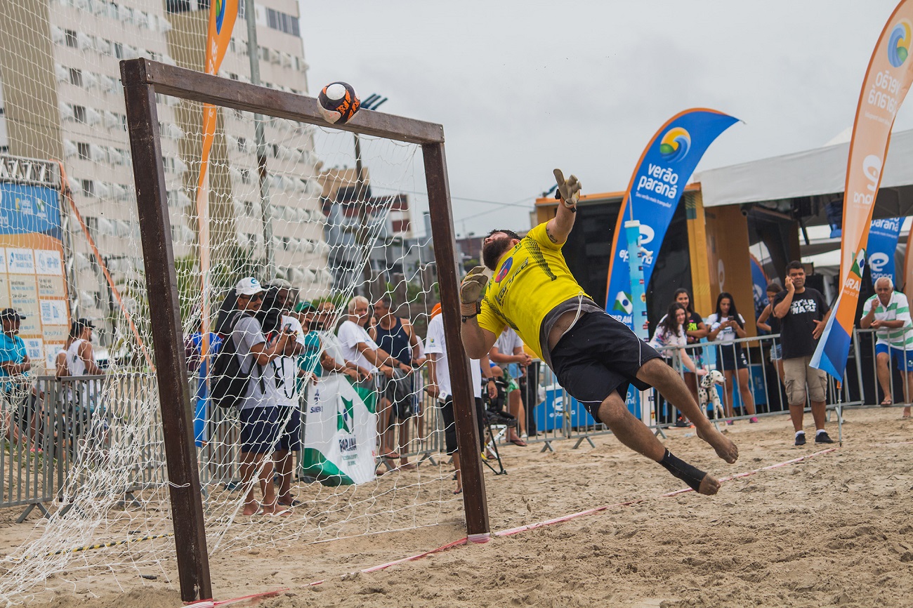 Praia de Caiobá tem jogo com estrelas do futebol paranaense; veja como eles estão