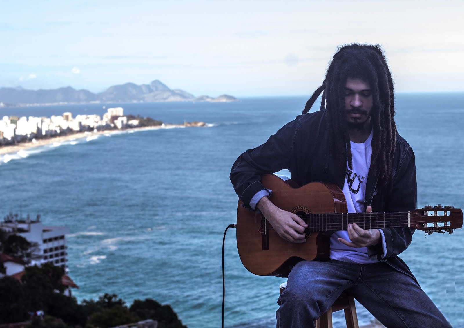 Neto de Chico Buarque e filho de Carlinhos Brown, músico Chico Brown faz primeiro show em Curitiba