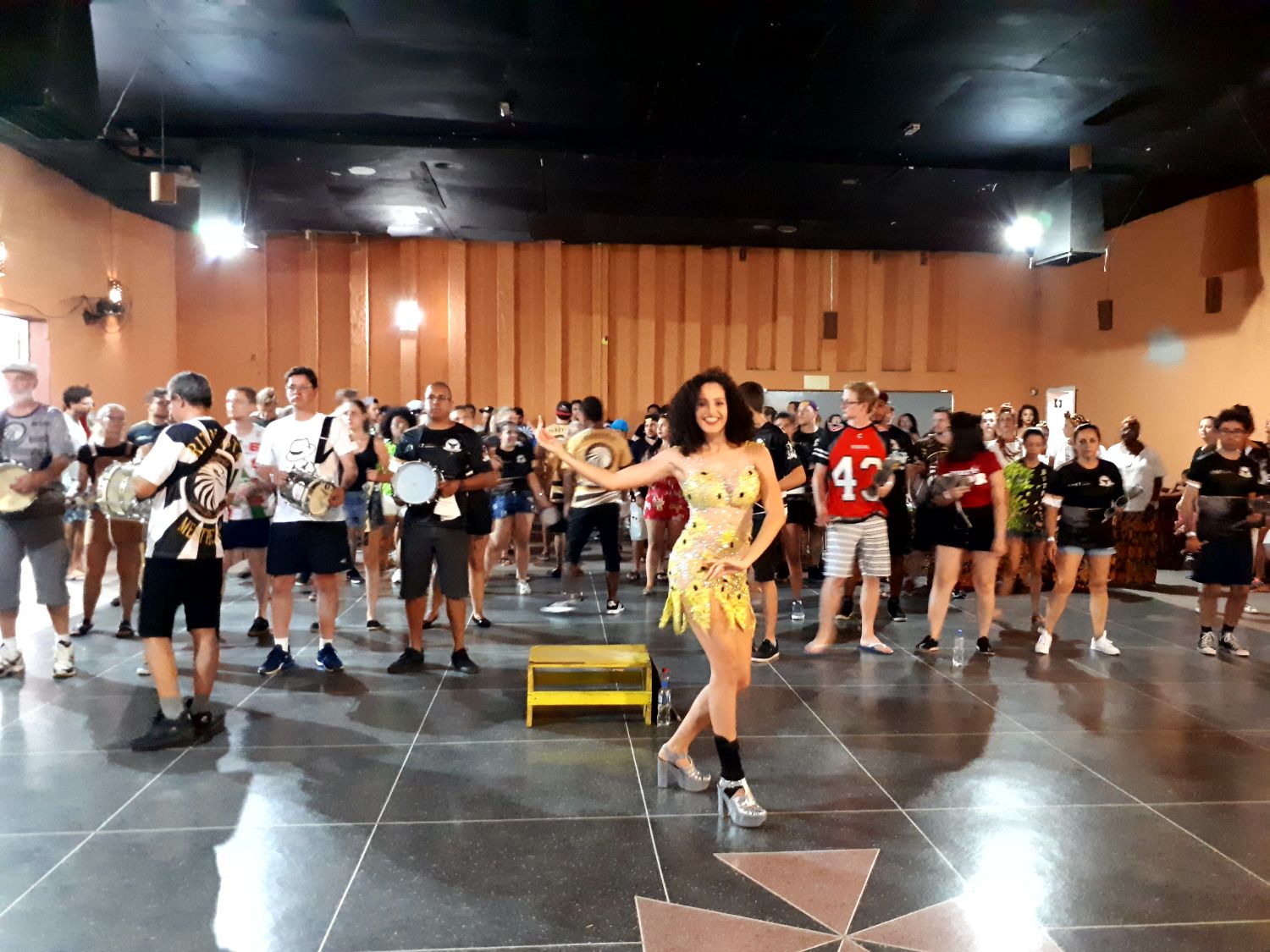 Escola de samba faz ensaio aberto com festa às quintas e domingos