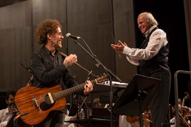 Nando Reis se apresenta ao lado da Orquestra Petrobras Sinfônica nesta noite em Curitiba