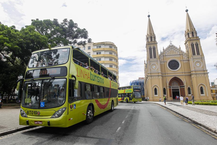 Ônibus da linha turismo vira palco de música medieval