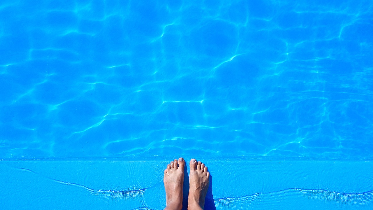 Bar de Curitiba tem piscina disponível para clientes