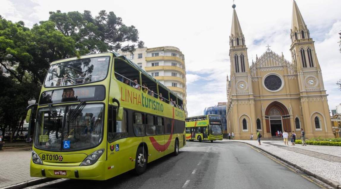 Oficina de Música traz apresentação medieval para dentro do ônibus da Linha Turismo