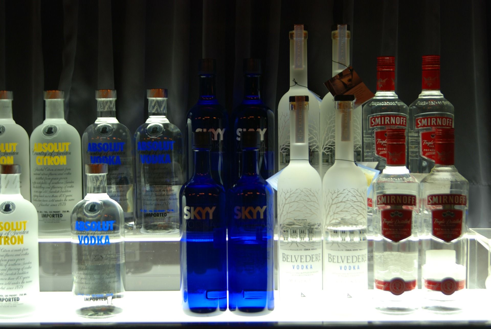 Baladas em Curitiba cobram apenas open bar e têm até 27 bebidas liberadas