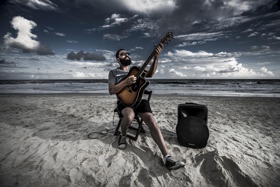 Um banquinho, o mar e um violão: um guia praieiro da música ao vivo