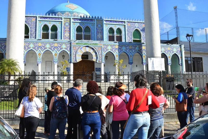 Tour gratuito pelo Centro Histórico fala da religiosidade de Curitiba