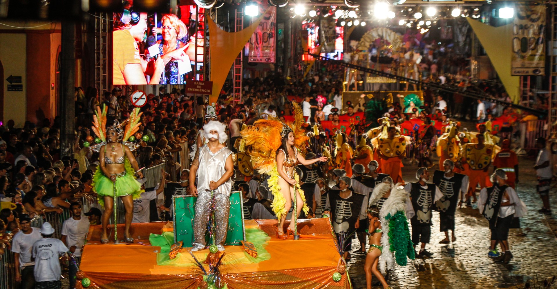 Carnaval no interior do PR tem maior festa universitária, desfile de carros e mais!