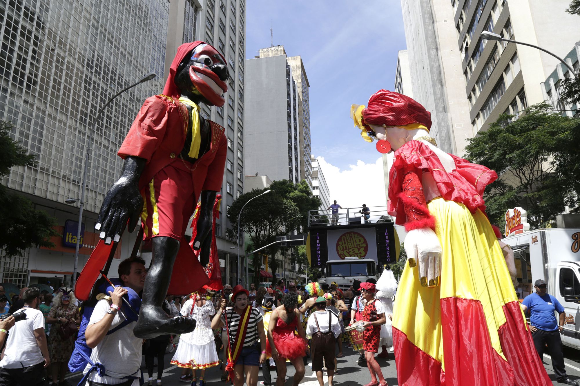 Último fim de semana de pré-carnaval tem festa na rua, no bar e na balada