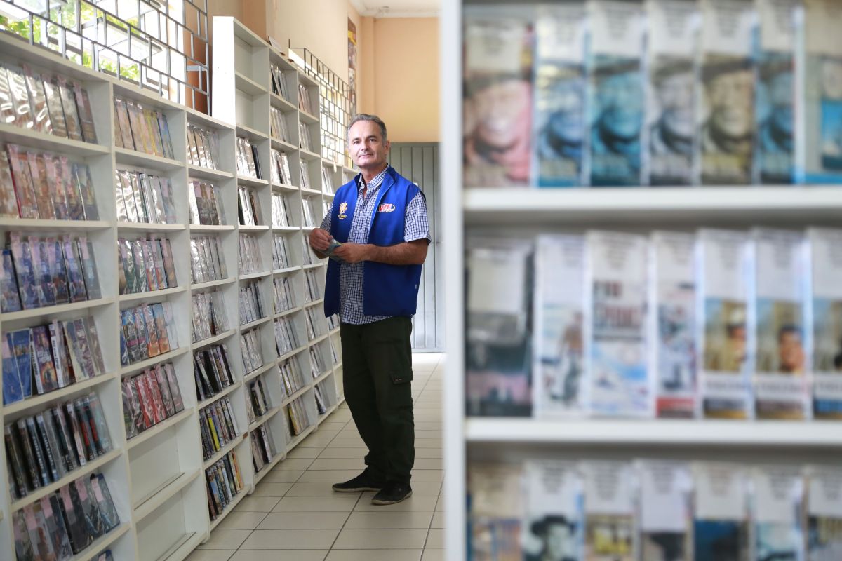 Apesar da concorrência da internet, locadoras ainda sobrevivem em Curitiba