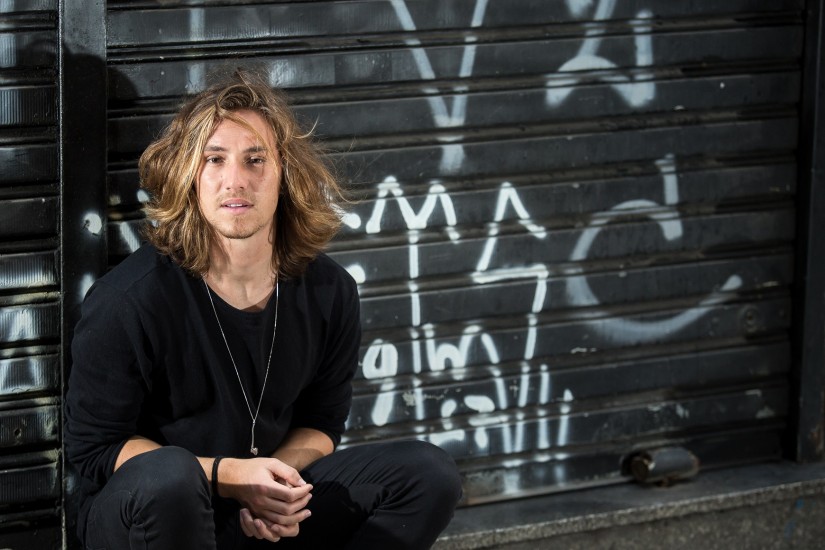 Dono dos hits ‘O Sol’ e ‘Morena’, Vitor Kley faz show gratuito em Curitiba