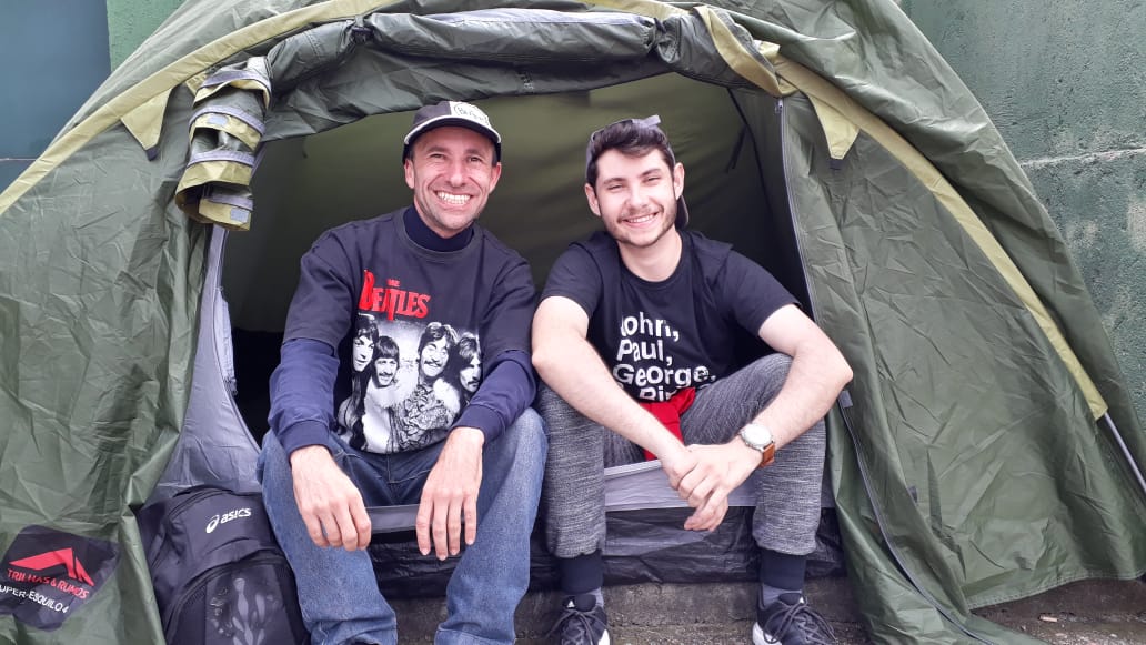 Um dia antes do show, fãs formam fila esperando Paul McCartney em Curitiba