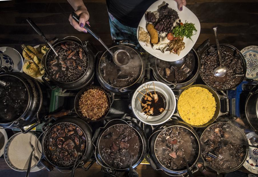 Com receita de família, feijoada em Santa Felicidade tem 32 acompanhamentos
