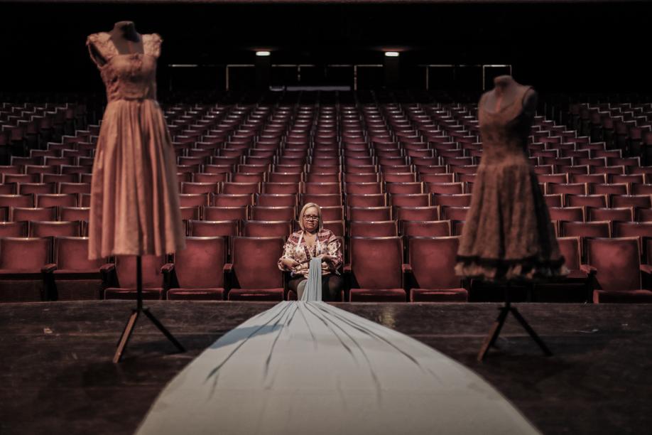 Conheça Rose Matias, a "última" costureira do Ballet do Teatro Guaíra
