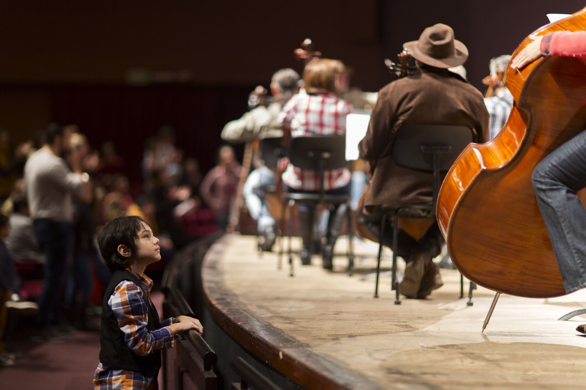 Posso levar crianças para assistir a um concerto?