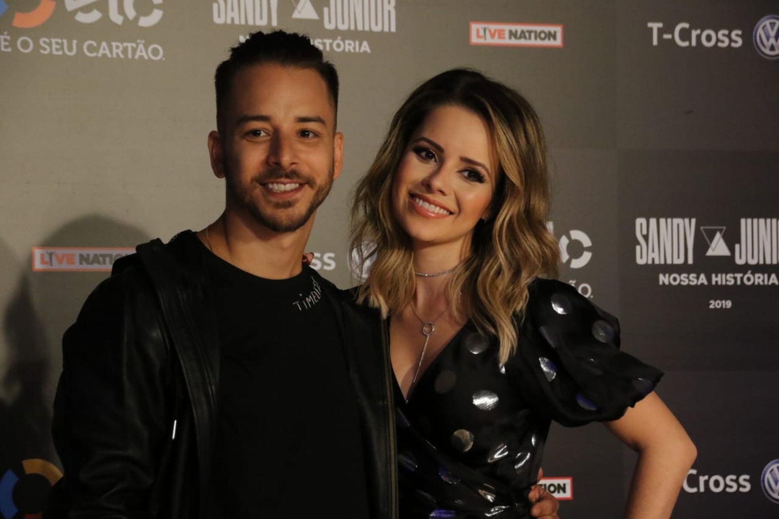 Site oficial vende ingressos para o show de Sandy e Junior e surpreende fãs