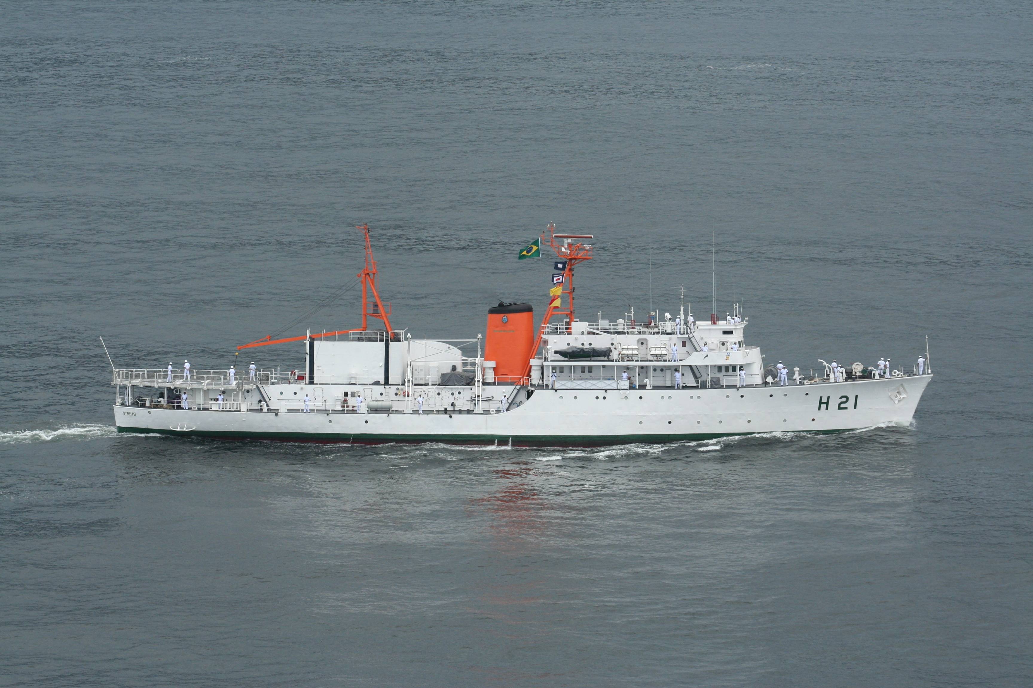 Navio da Marinha está aberto para visitação gratuita em Paranaguá