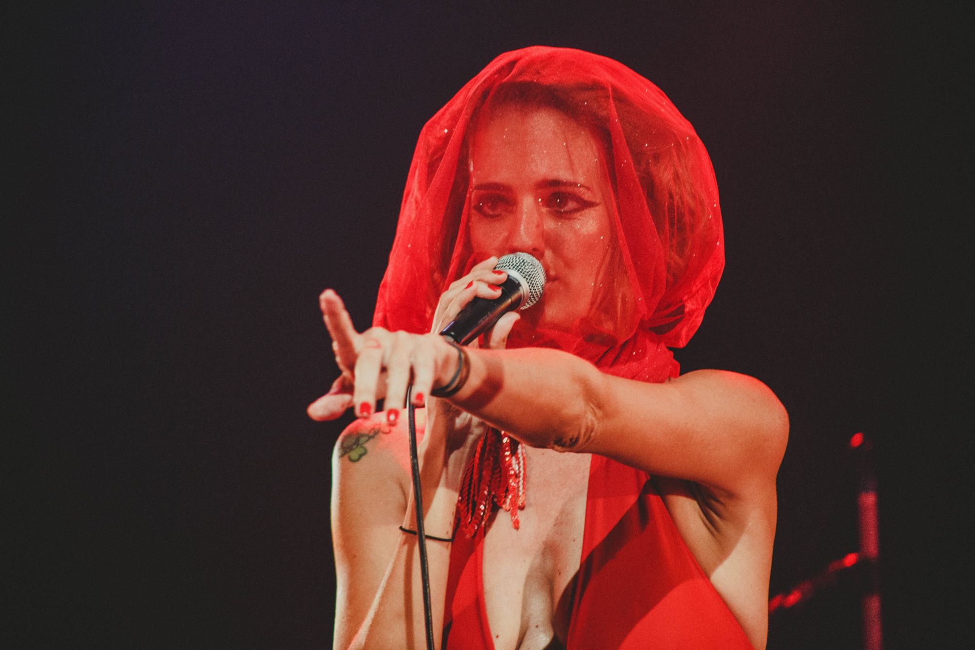 Letrux volta a Curitiba com show sobre o “banal e sensacional”