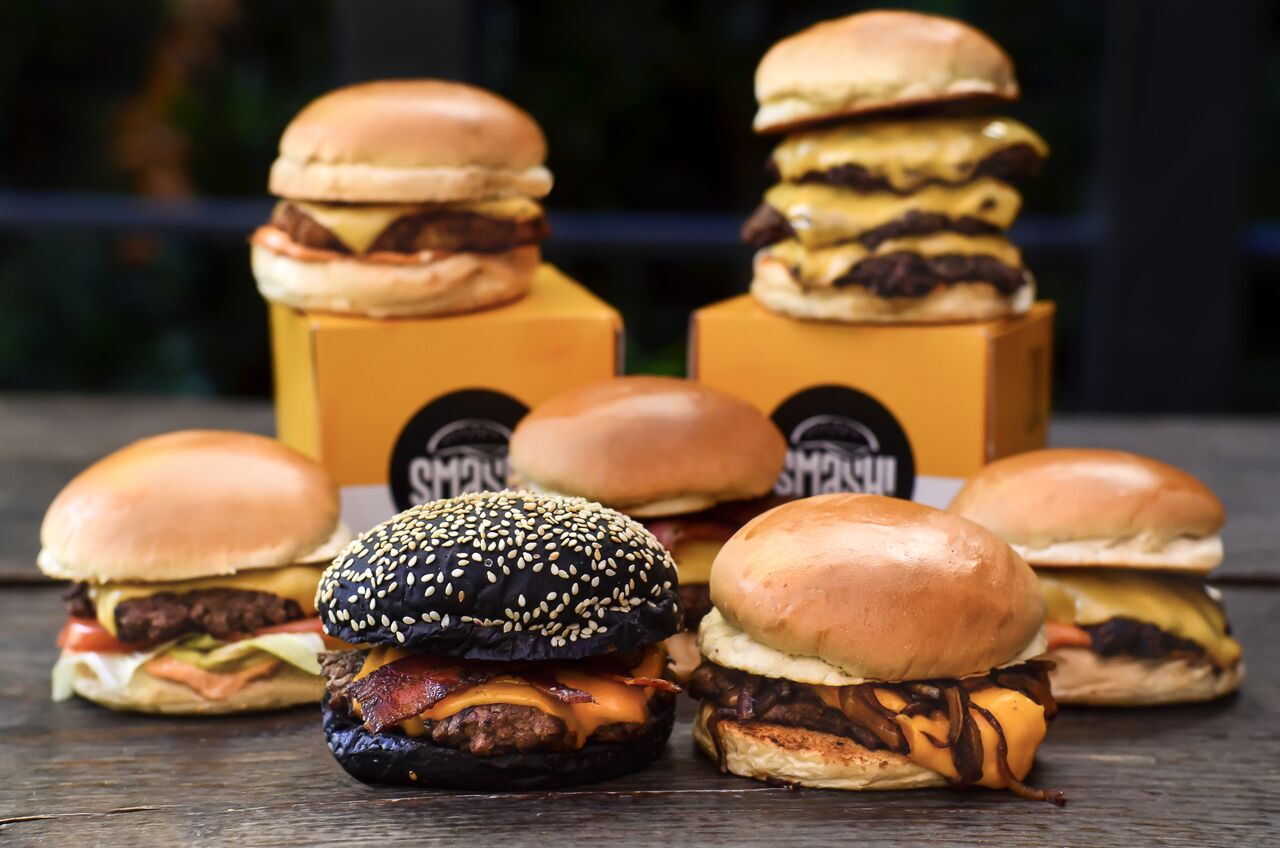Ex-MasterChef abre hamburgueria com sanduíches a partir de R$ 12