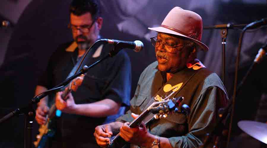 Grande nome do blues no mundo faz show de graça em Curitiba