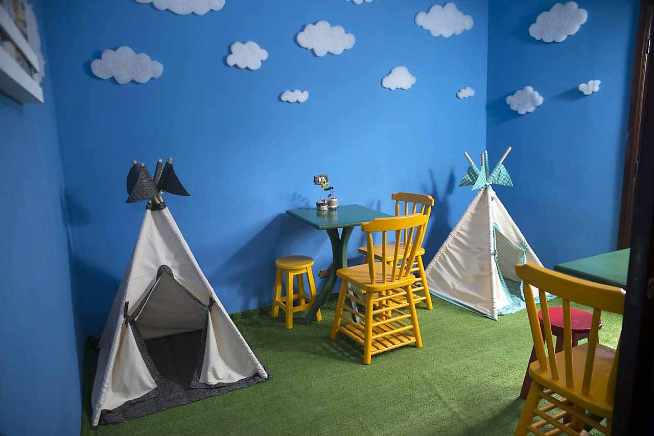 Cafeteria em Curitiba cria espaço para receber mães de bebês e crianças pequenas