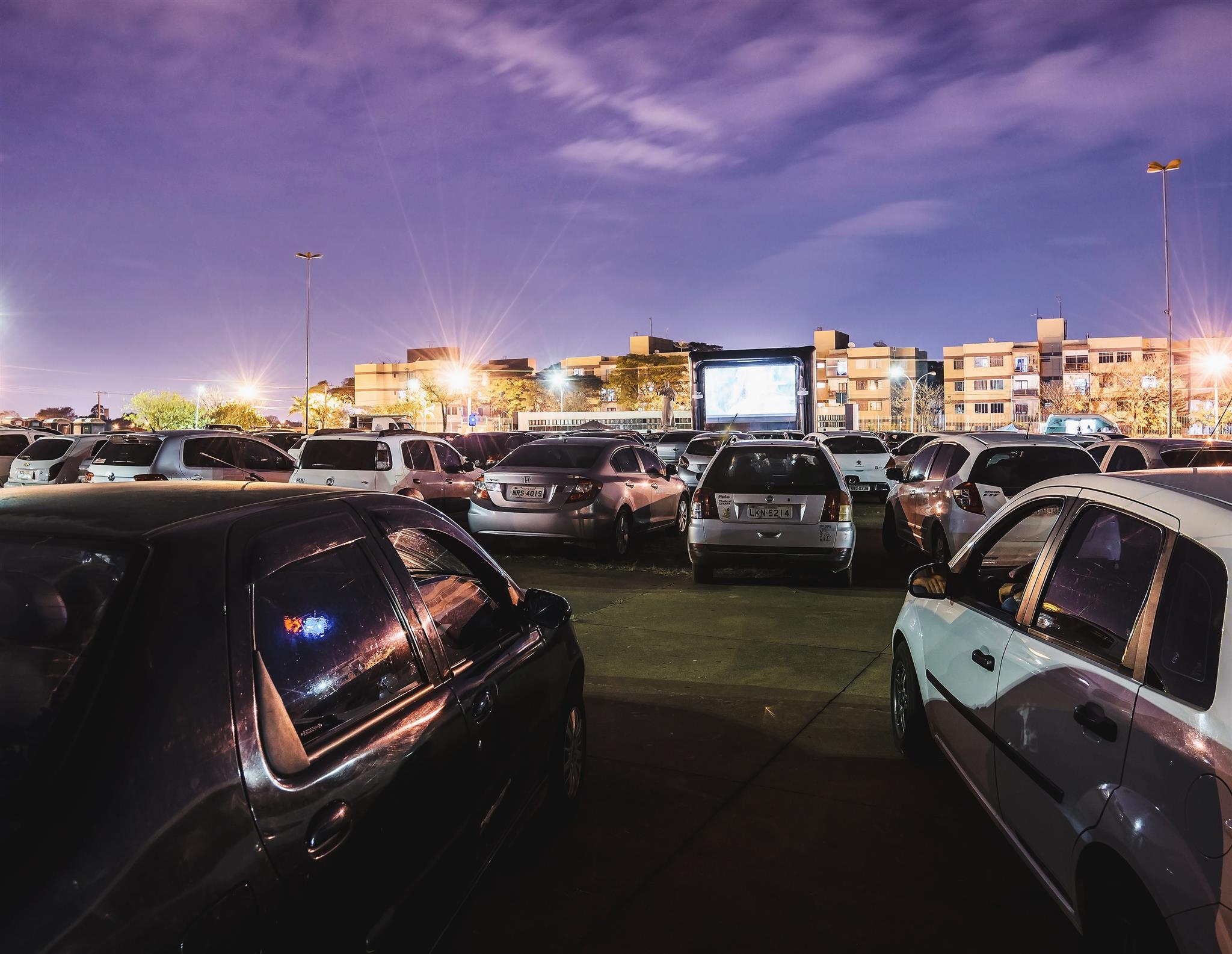 Sessão de cinema drive-in em shopping de Curitiba esgota em poucas horas