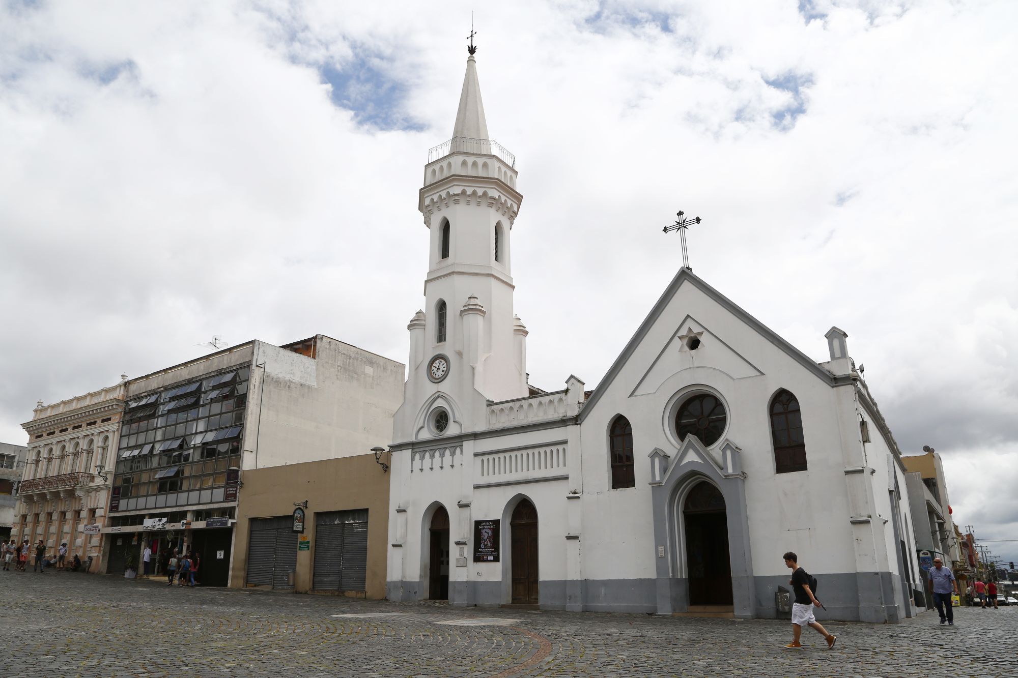 Cafeterias que funcionam junto de igrejas em Curitiba